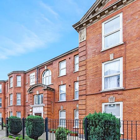 Family Friendly, Zone 2, 2 Beds, Overground London Exterior photo