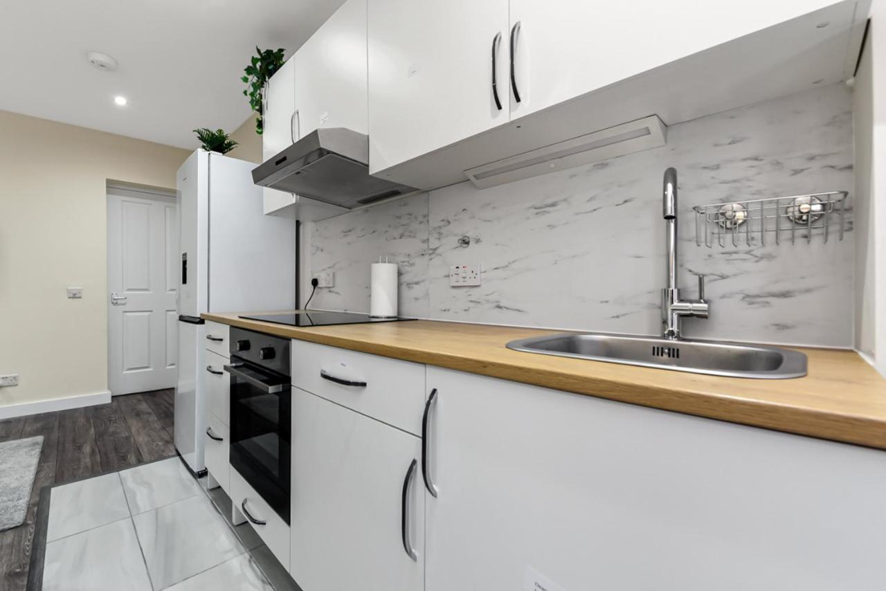 Family Friendly, Zone 2, 2 Beds, Overground London Exterior photo