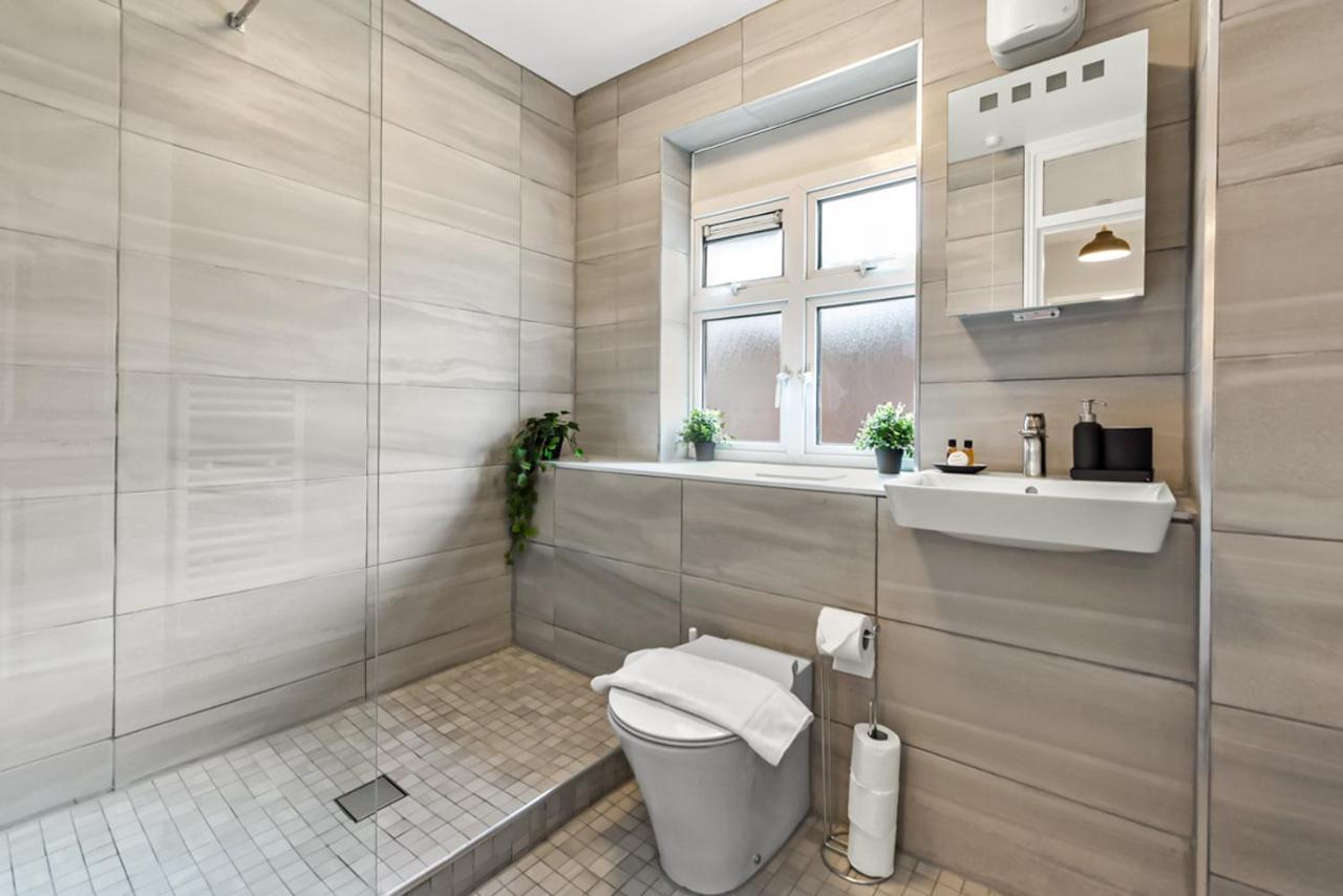 Family Friendly, Zone 2, 2 Beds, Overground London Exterior photo