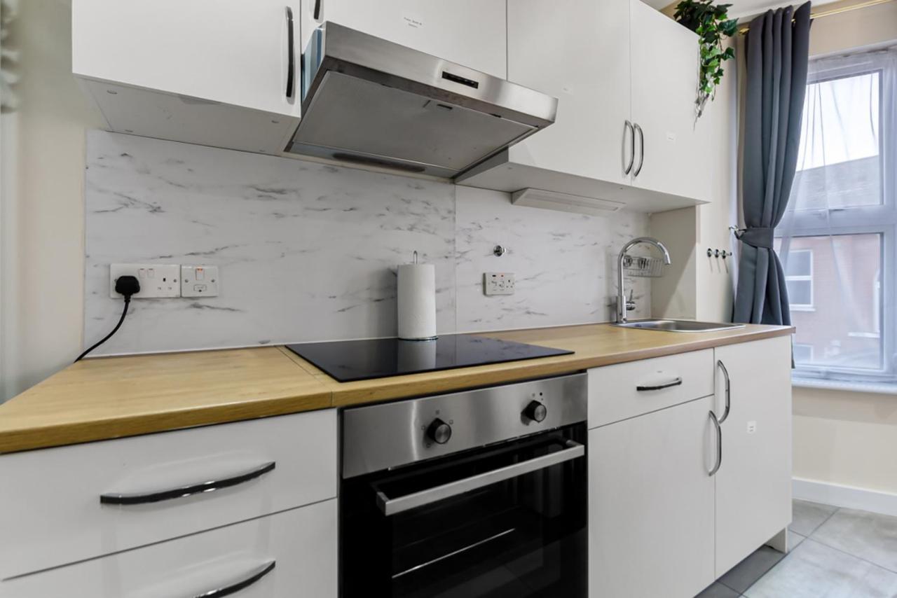 Family Friendly, Zone 2, 2 Beds, Overground London Exterior photo