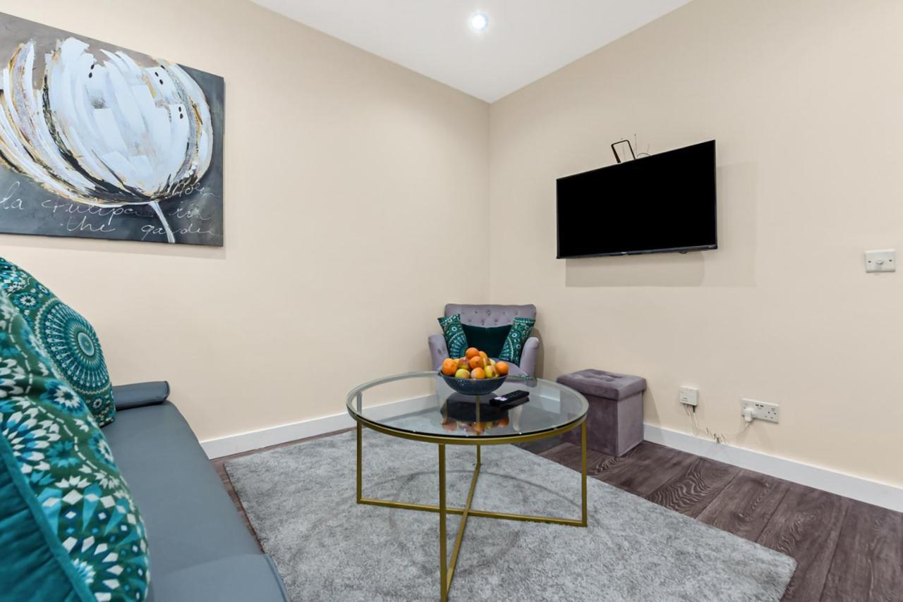 Family Friendly, Zone 2, 2 Beds, Overground London Exterior photo