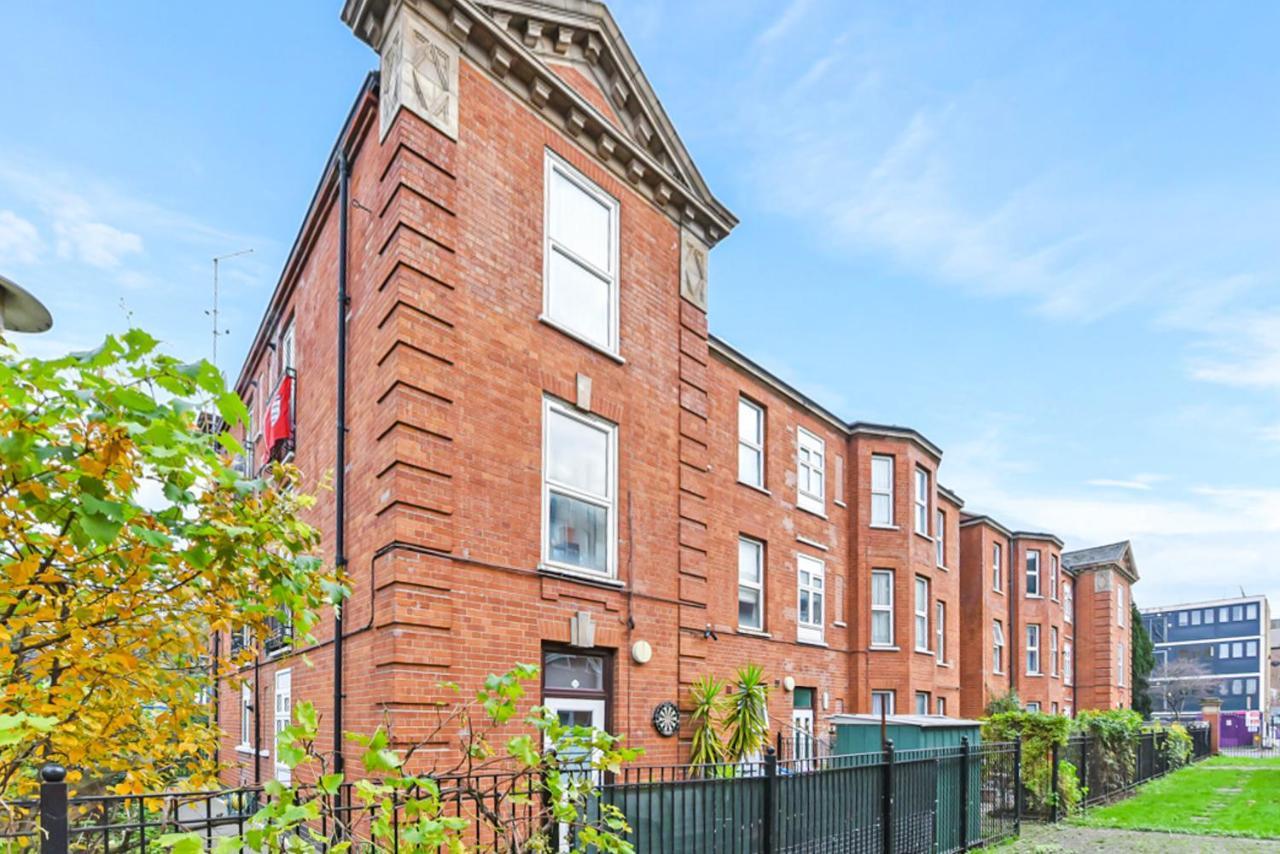 Family Friendly, Zone 2, 2 Beds, Overground London Exterior photo